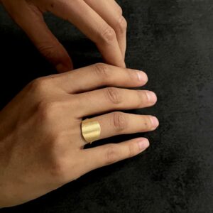 anillo minimalista ovalo plata con baño de oro