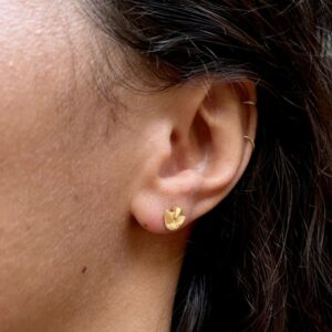 pequeños aretes pin plata y baño de oro